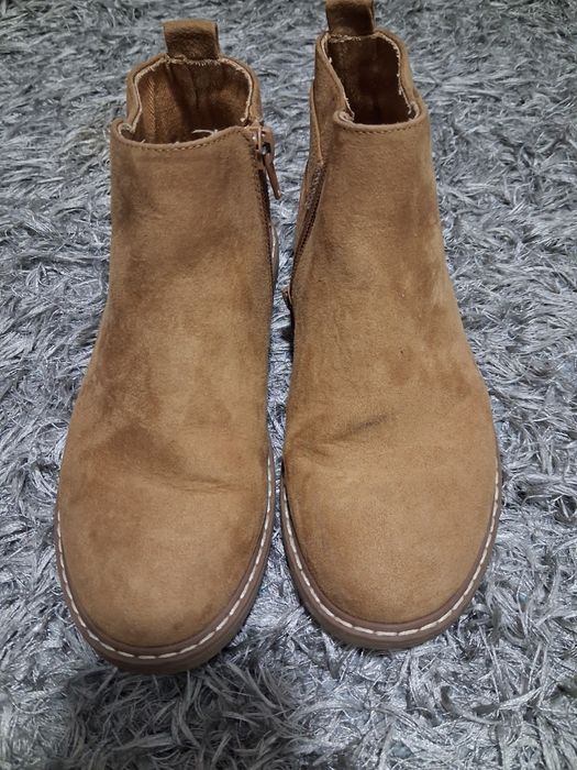 Botas tamanho 32 e sandalias tamanho 32