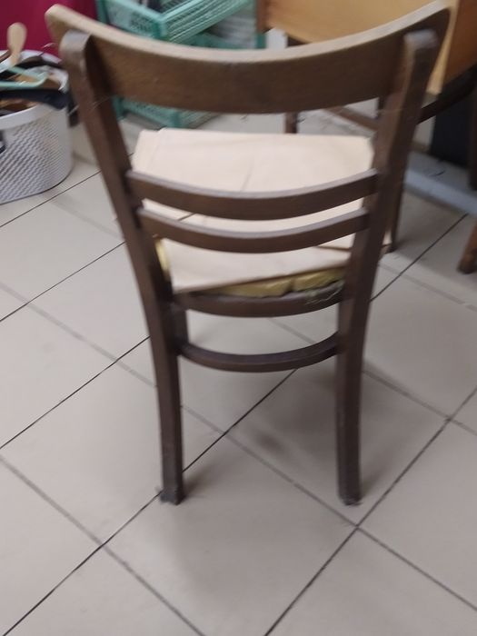 Sprzedam stare krzesła.