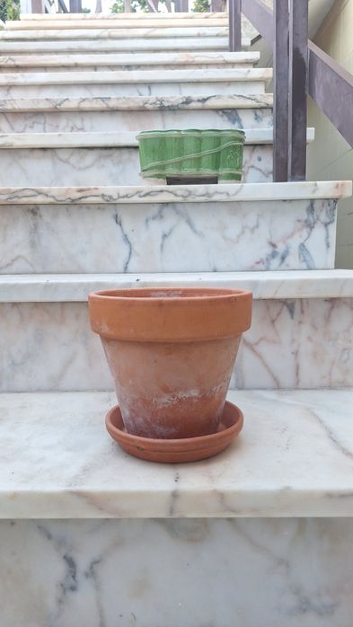 Vasos de barro cor tijolo