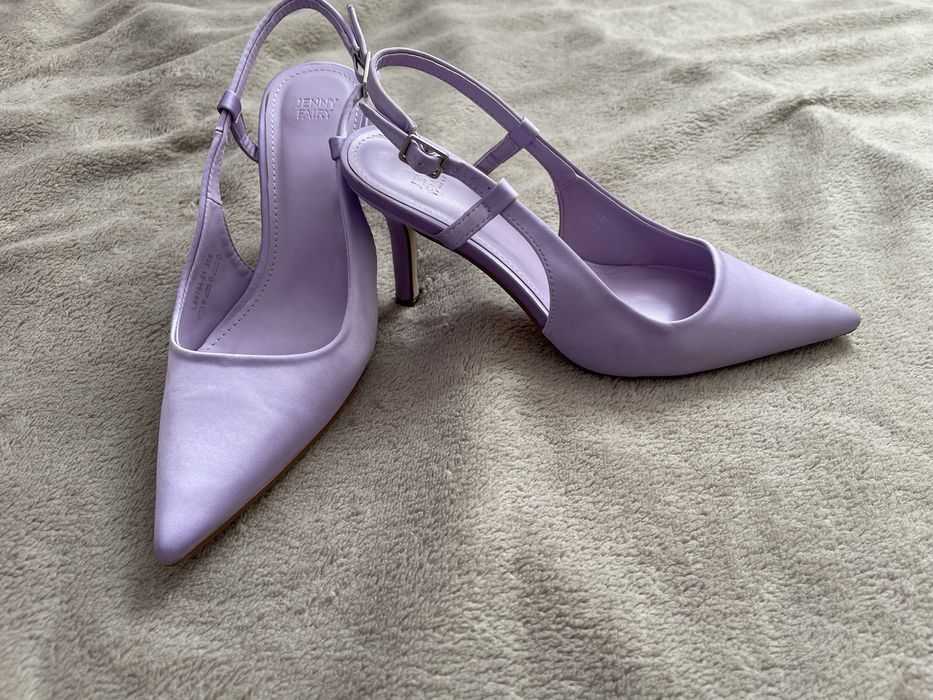 Liliowe buty na obcasie