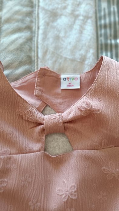 Roupa de menina em bom estado