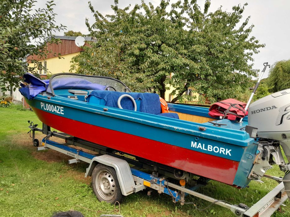 Łódź z silnikiem zaburtowym