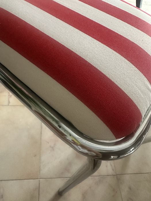 Vende-se cadeiras riscas vermelhas e brancas