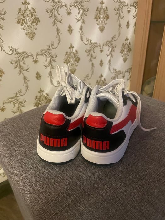 Кросівки PUMA.