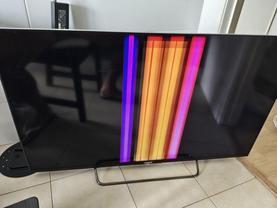 TV Sony com defeito, para peças. Tem comando de origem e cabos de energia .