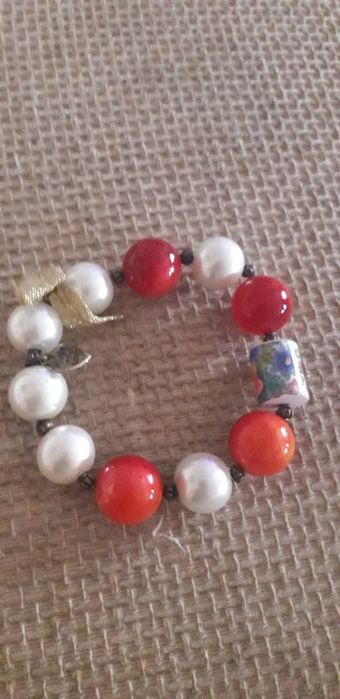 Pulseiras com peças variadas