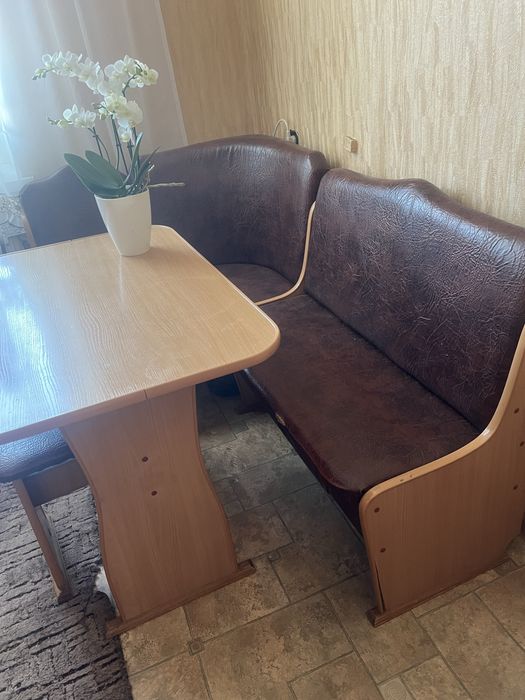 Куточок в кухню з столом