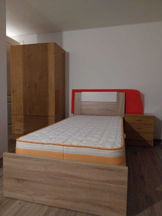 cama individual e roupeiro