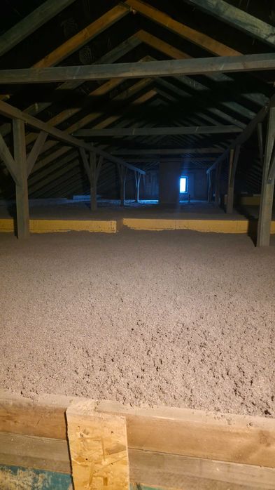 Profesjonalne wdmuchiwanie wełny i celulozy, ocieplanie pianą PUR