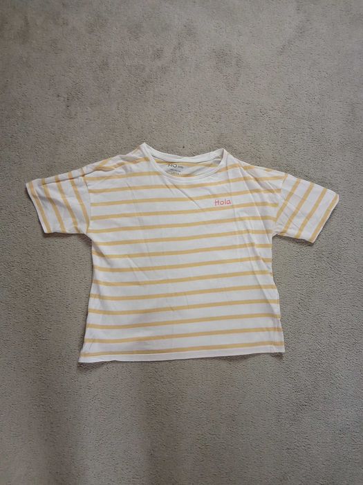 T-shirt amarelo e branco.