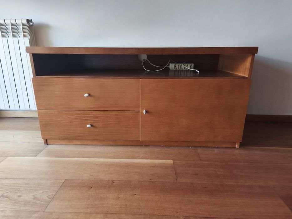 Vendo Móvel para TV e mesa de apoio em cerejeira