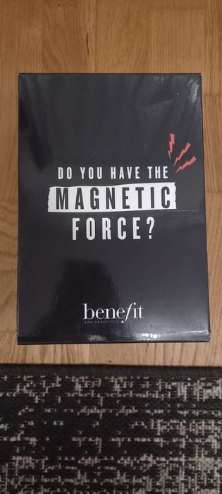 Benefit- pudelko na kosmetyki.