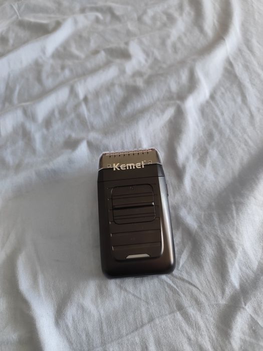 Máquina barbear Kemei como nova