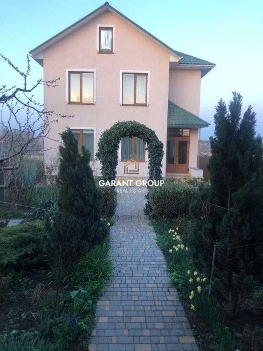 Просторий будинок для комфортного життя за містом