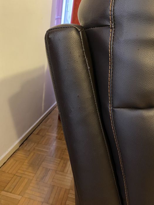 Sofa de pele castanho