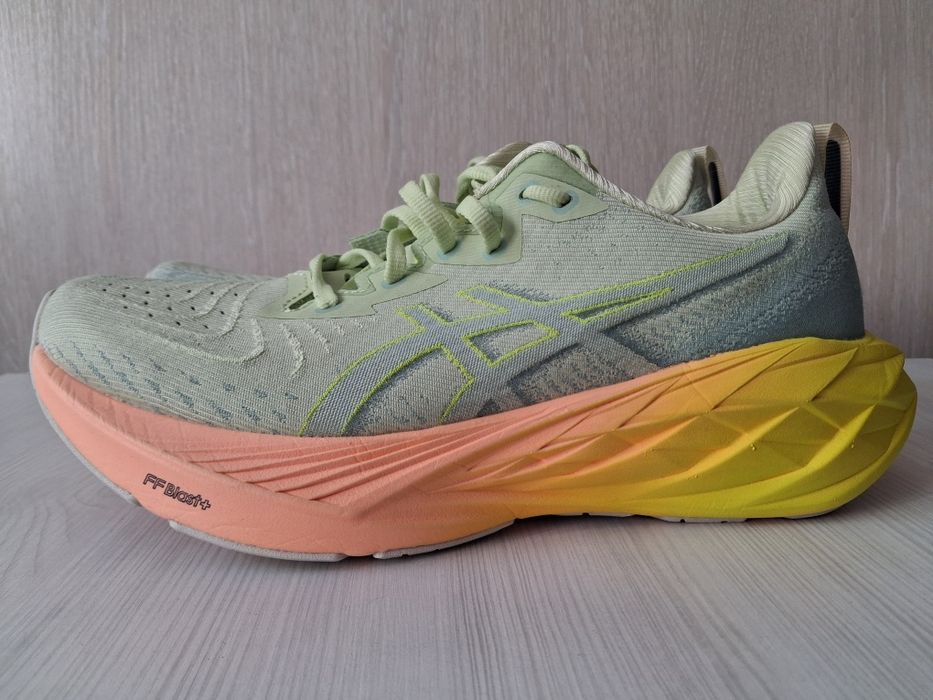 Кросівки бігові ASICS Novablast 4 Paris