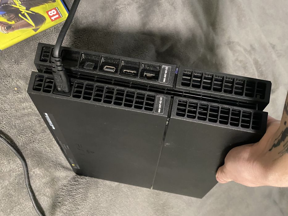 Продаю SONY PS 4