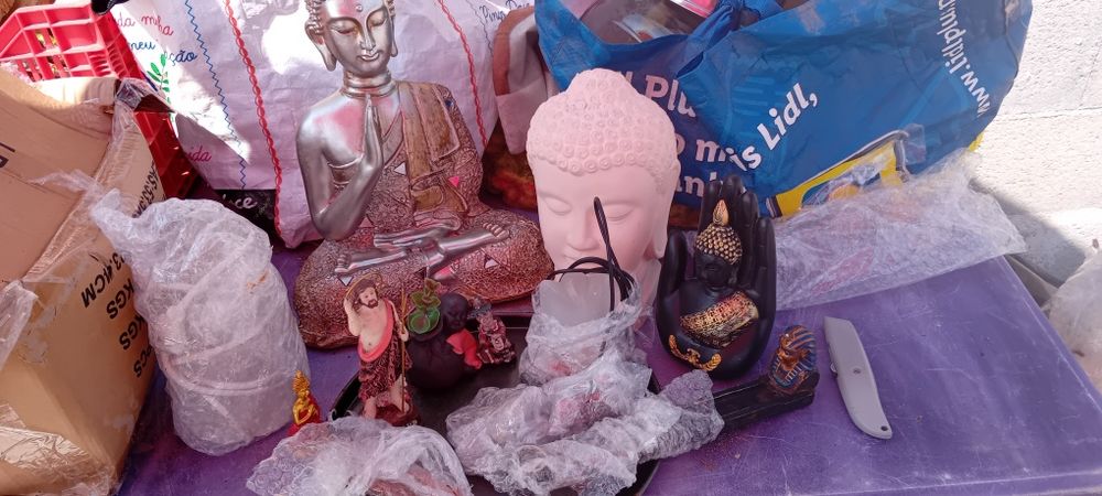 Conjunto de estátuas budas e incensos
