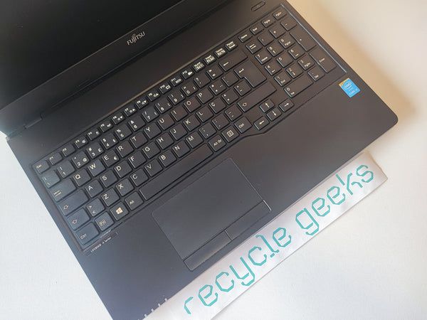 Fujitsu LIFEBOOK A555 i3-5005U 8GB RAM 128GB SSD Teclado PT Win 11 Estado: Muito Bom - B