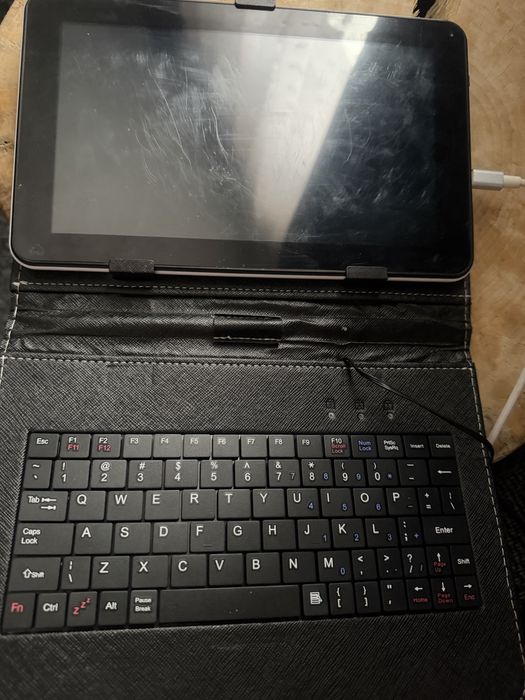 Tablet z dołączoną klawiaturą