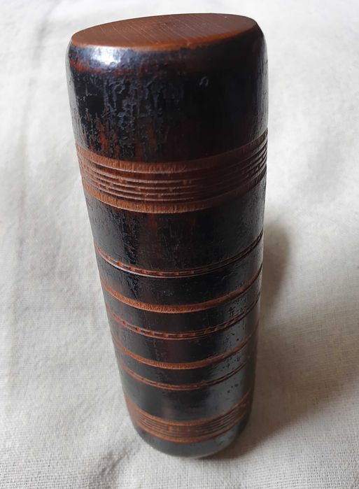Caixa tubular de madeira para tabaco, 11 cm, com cerca de 100 anos