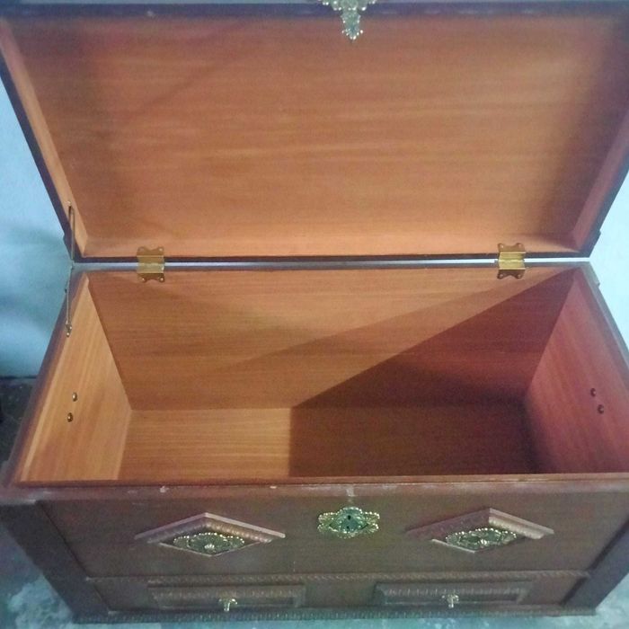 Sofá/cama em couro mais duas arcas (para desocupar)