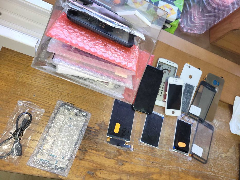 Peças para telemóveis e tablets.