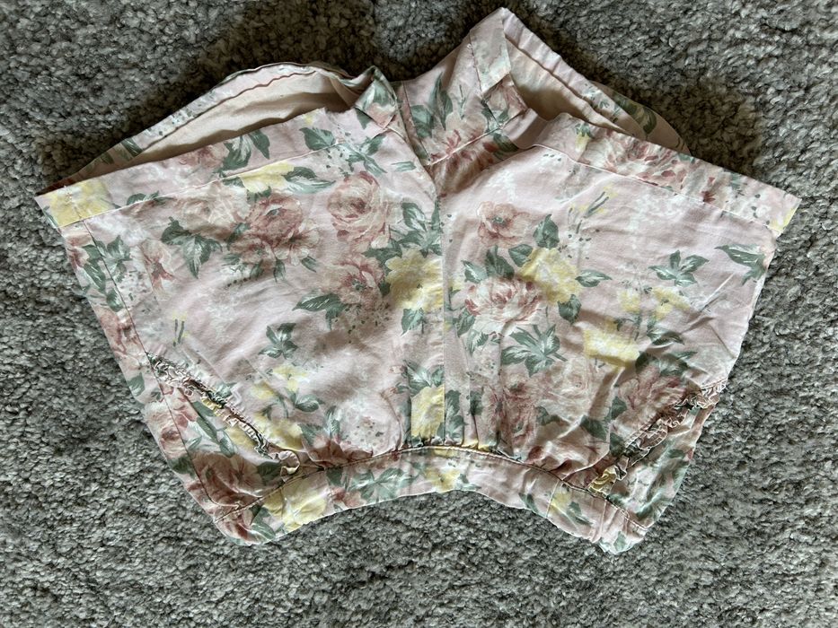 NEWBIE spodenki w piwonie na rozowym tle rozm 104