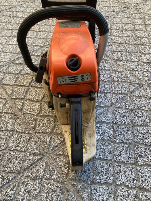Motosserra a funcionar