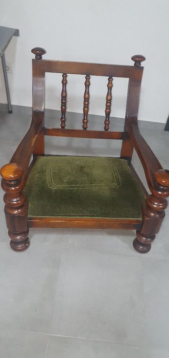 2 Cadeiroes em madeira