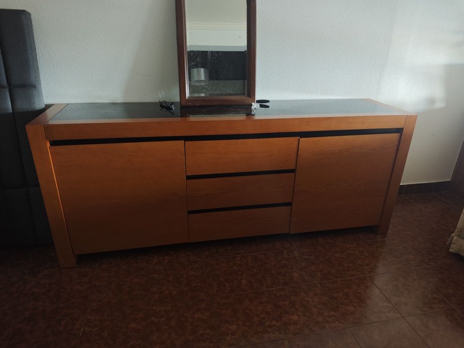 Aparador com detalhe em vidro escuro na parte de cima