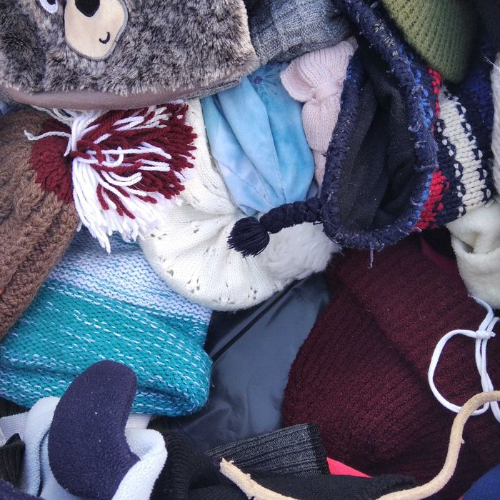 Worek używanych czapek 108 szt