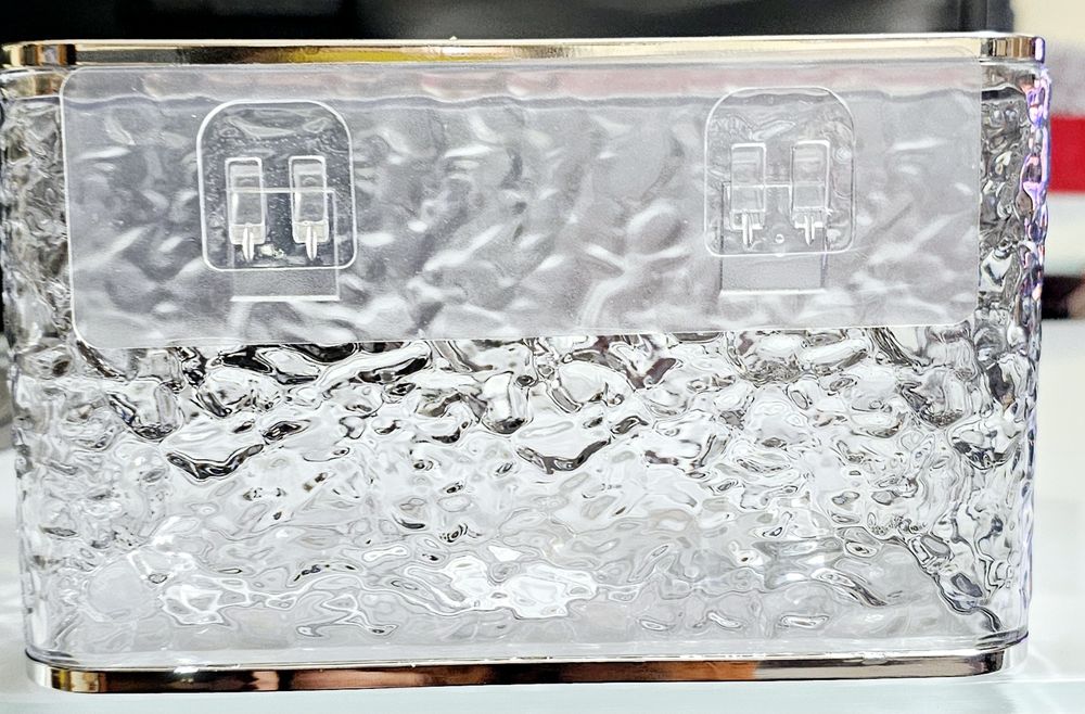 Nowy plastikowy pojemnik na papier toaletowy lub chusteczki