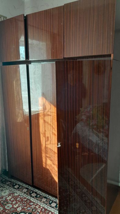 Шкаф трехстворчатый.