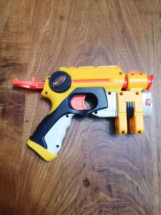 Nerf - pistola amarela