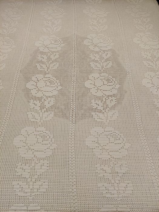 Colcha de crochê de cama de casal com rosas