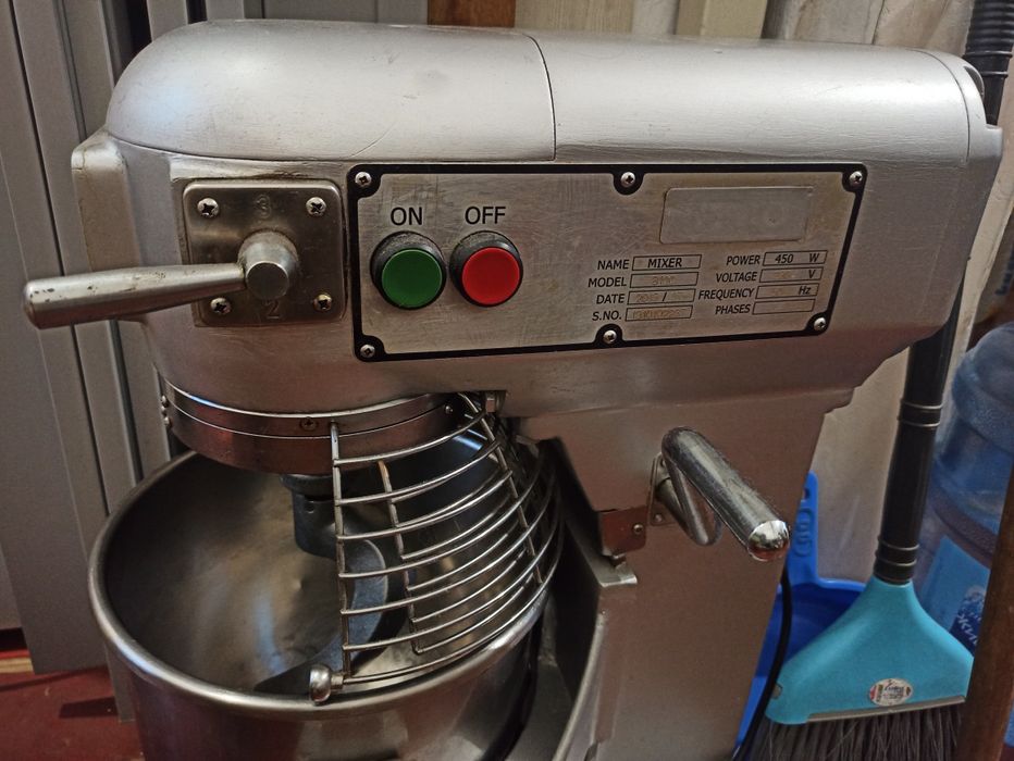 Профессиональный планетарный миксер-тестомес