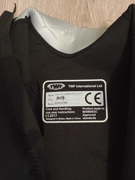 Nowa pianka neoprenowa do pływania 3 mm TWF rozmiar K14 na 12-13 lat
