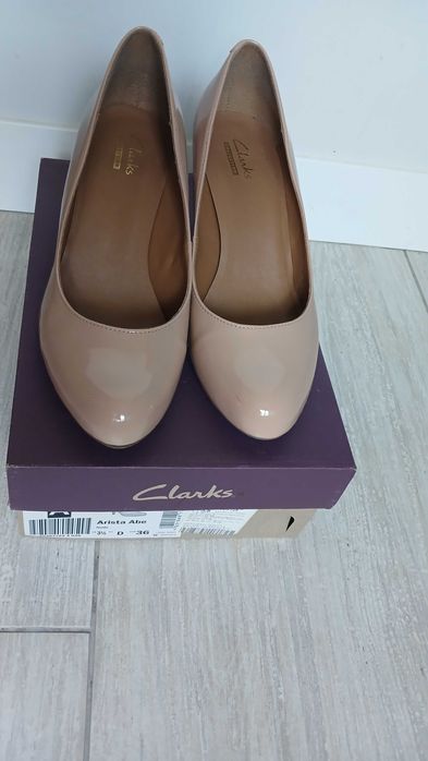 Туфли-лодочки Clarks нюдовые 36 р. Лаковая кожа