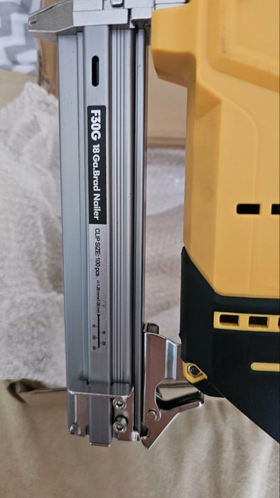Gwoździarka 18V kompatybilna z akumulatorami dewalt