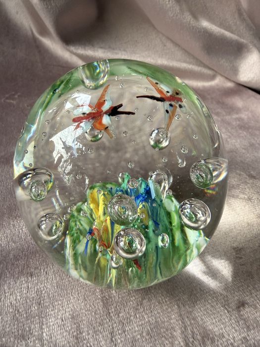 Przycisk do papieru szklana kula