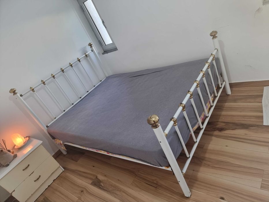 Cama em Ferro com colchão.