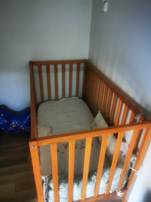 Berço para bebé dormir com colchão