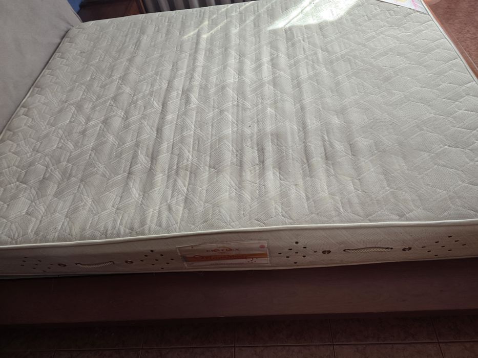 Cama casal e colchão