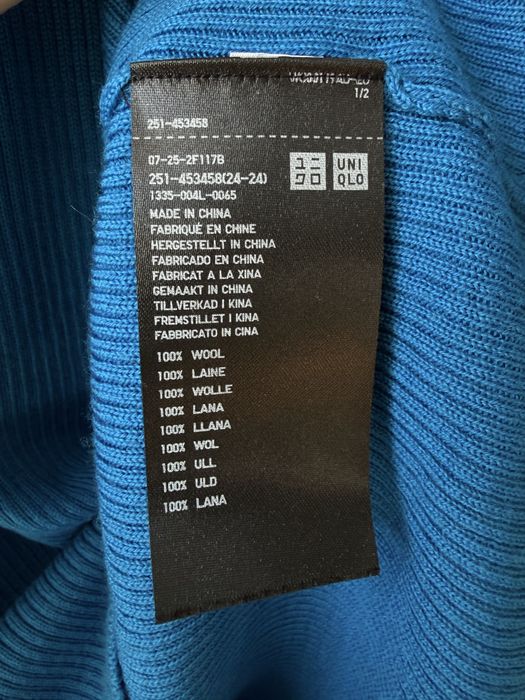 Niebieski prazkowany welniany sweter uniqlo