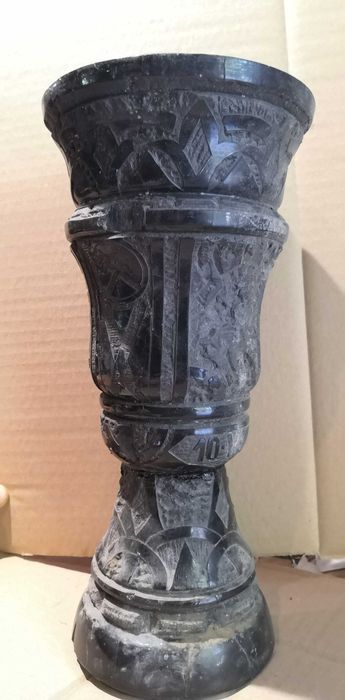 Waza rzeźbiona w węglu