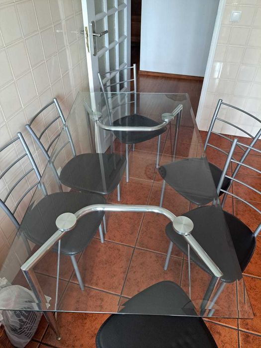 Vendo mesa de vidro com 6 cadeiras como novo.240euros