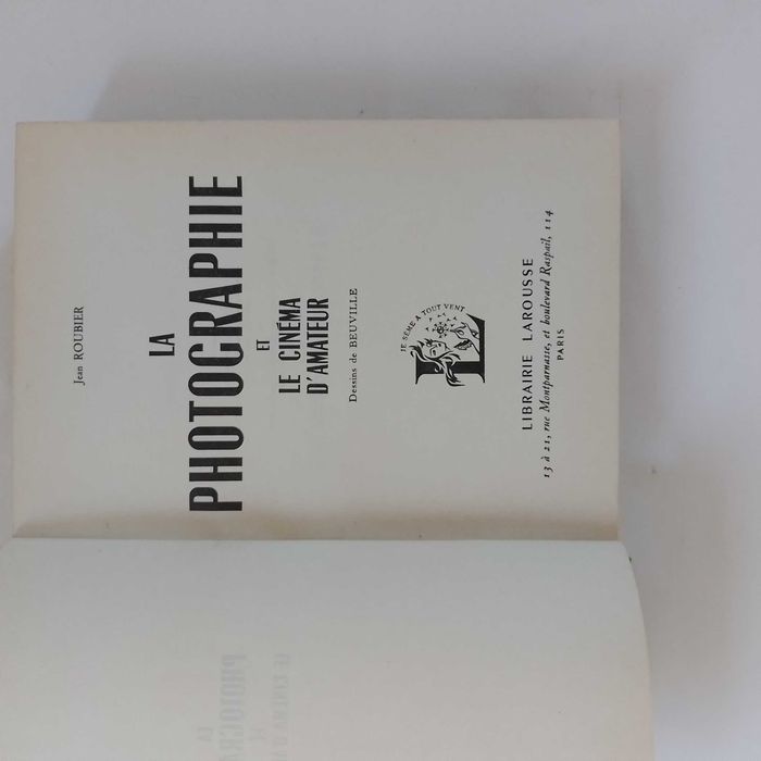 La Photographie et le Cinéma d’Amateur. Dessins de Beuville.  Autor Jean Roubier.  Editora Librairie Larousse, Paris.   Ano: 1956