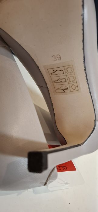 Женские кожаные туфли на каблуке, Braska, p.39, т.25 см, новые