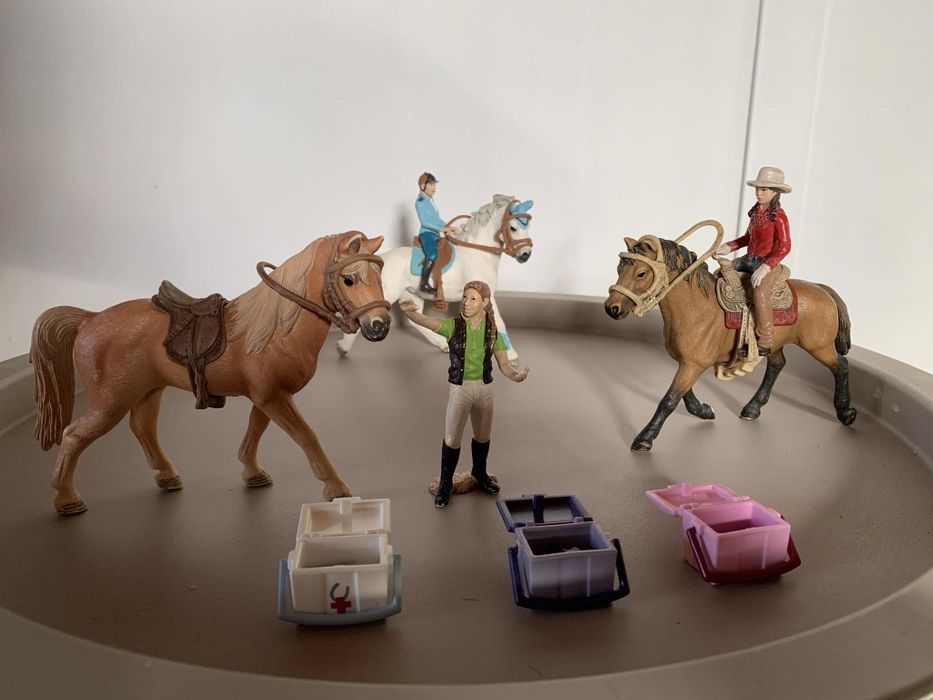 Konie Schleich 3 sztuki  + dwóch jeźdźców